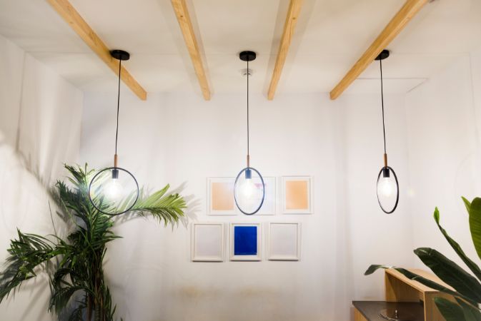 três luminarias de teto pendentes