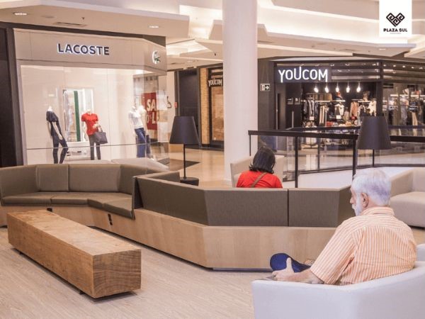 área aconchegante de descanso em um shopping com um senhor sentado
