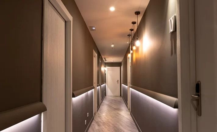corredor de hotel iluminado com luzes de led