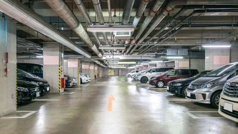 estacionamento cheio de carro bem iluminado 