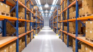 corredor de duas prateleiras de um armazém iluminado com high bay 