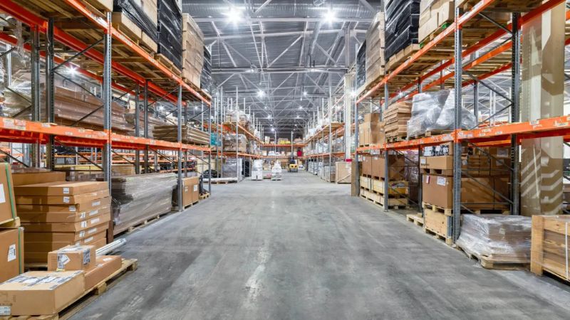 high bay iluminando um grande galpao logistico