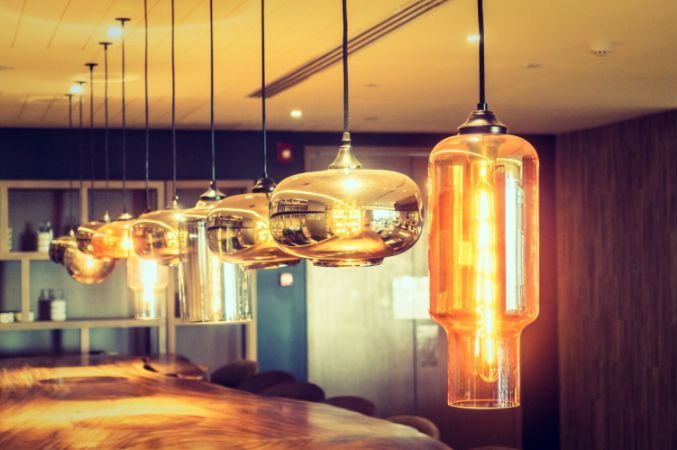 luminarias pendentes minimalistas iluminando um balcão