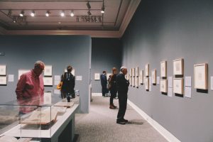 Spots em trilho iluminando livros e quadros em um museu 