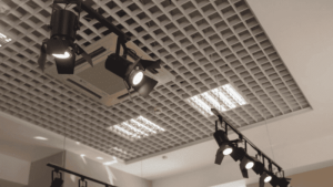 sposts em trilho no teto iluminando o ambiente 